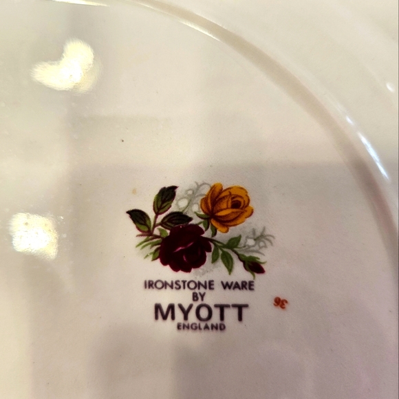 Set of 4 vintage dinner plates by Myott. - Picture 4 of 4